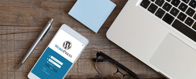 Ein Smartphone mit WordPress Login Page, eine Brille und ein Laptop